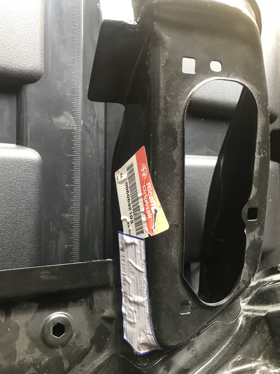 60692103 Rear glass run channel