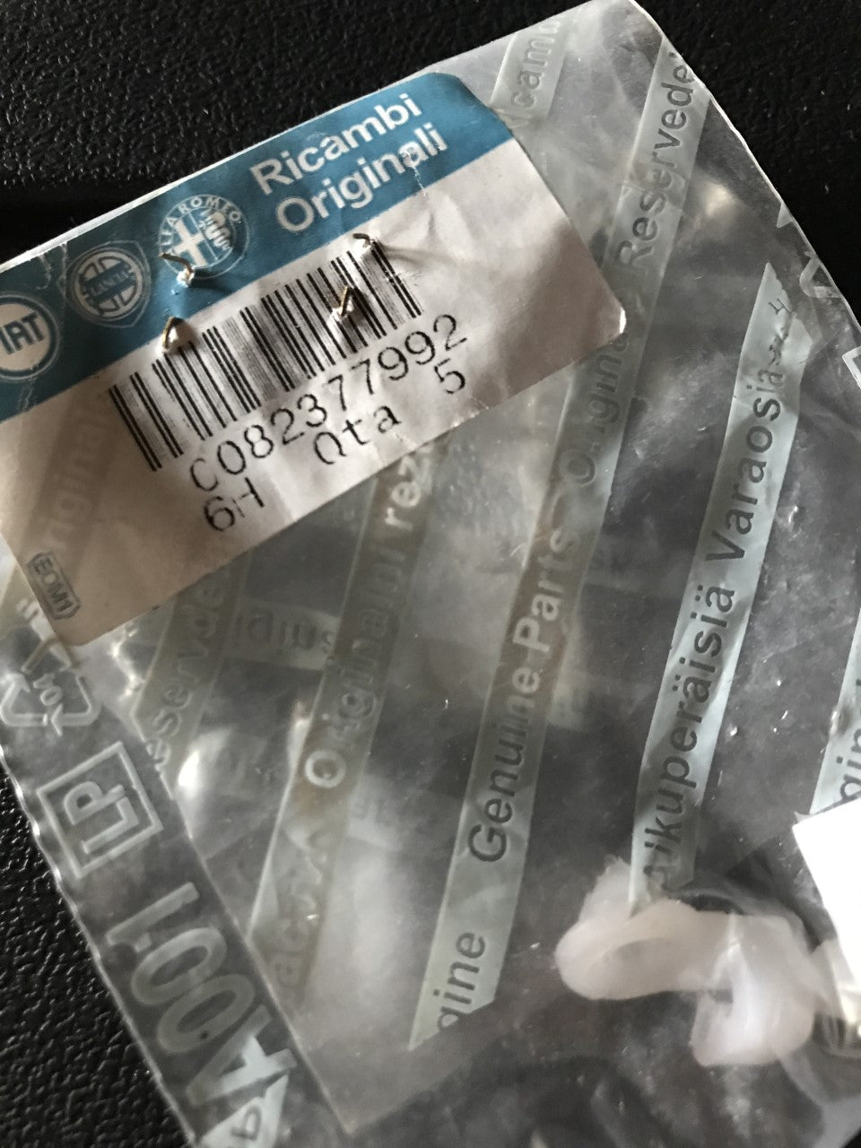 82377992 Rear side door clip