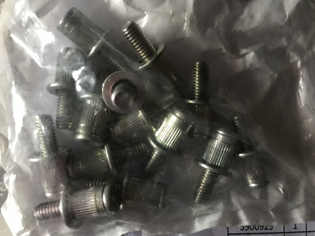 51795940 Power plant suspension rivet (pack of 14)